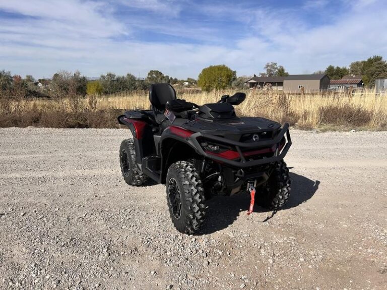 2018 Can-Am Outlander™ MAX XT 1000R. Photograph shows the 2019 model.